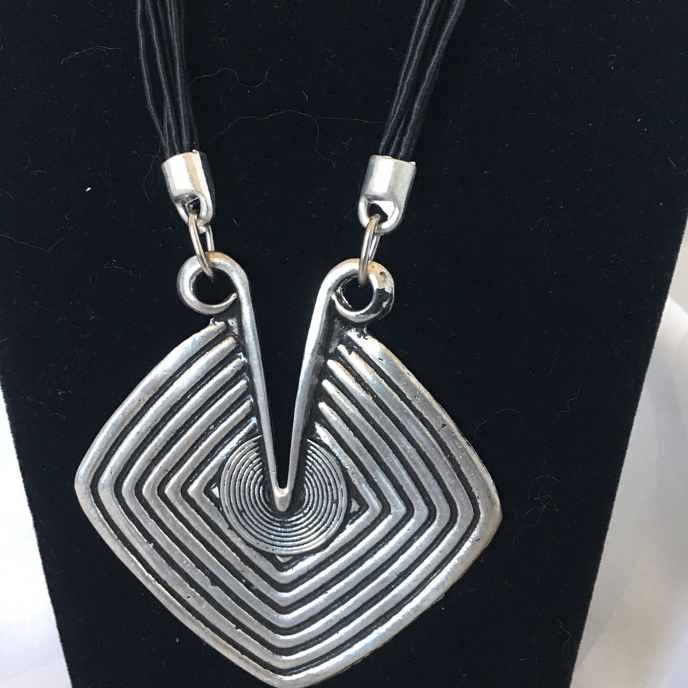 Lot of 4 women’s silver tone necklaces